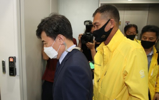 15일 이현주 특별검사(왼쪽)가 서울 강남구 삼성동 특검 사무실을 찾은 4·16 세월호참사가족협의회 관계자들과 면담하기 위해 특검 사무실로 들어가고 있다. <연합뉴스>